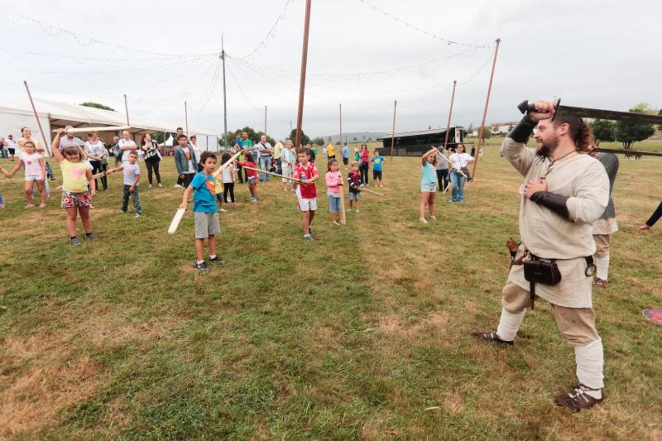 Los más pequeños disfrutan de los juegos en las fiestas de Contrueces
