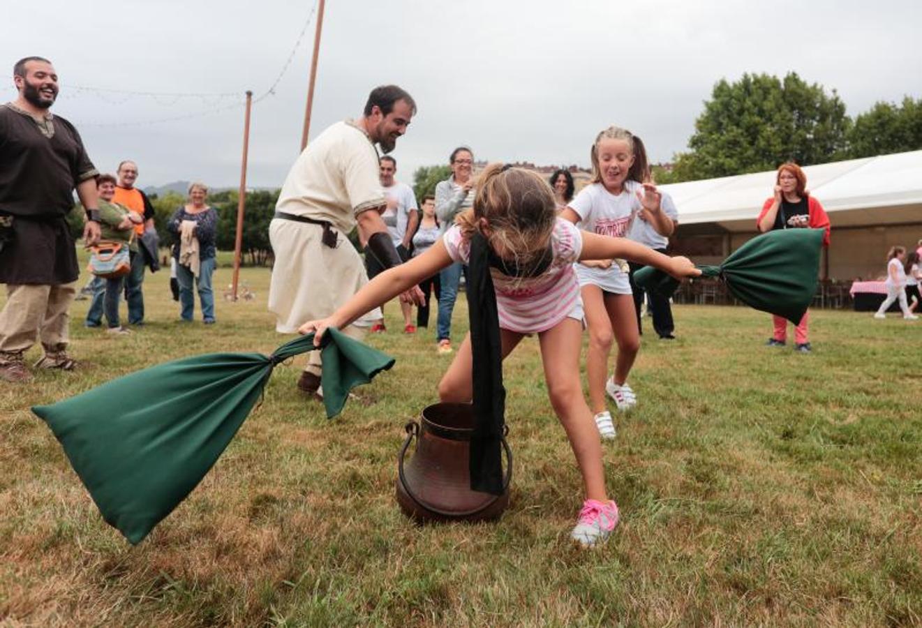Los más pequeños disfrutan de los juegos en las fiestas de Contrueces
