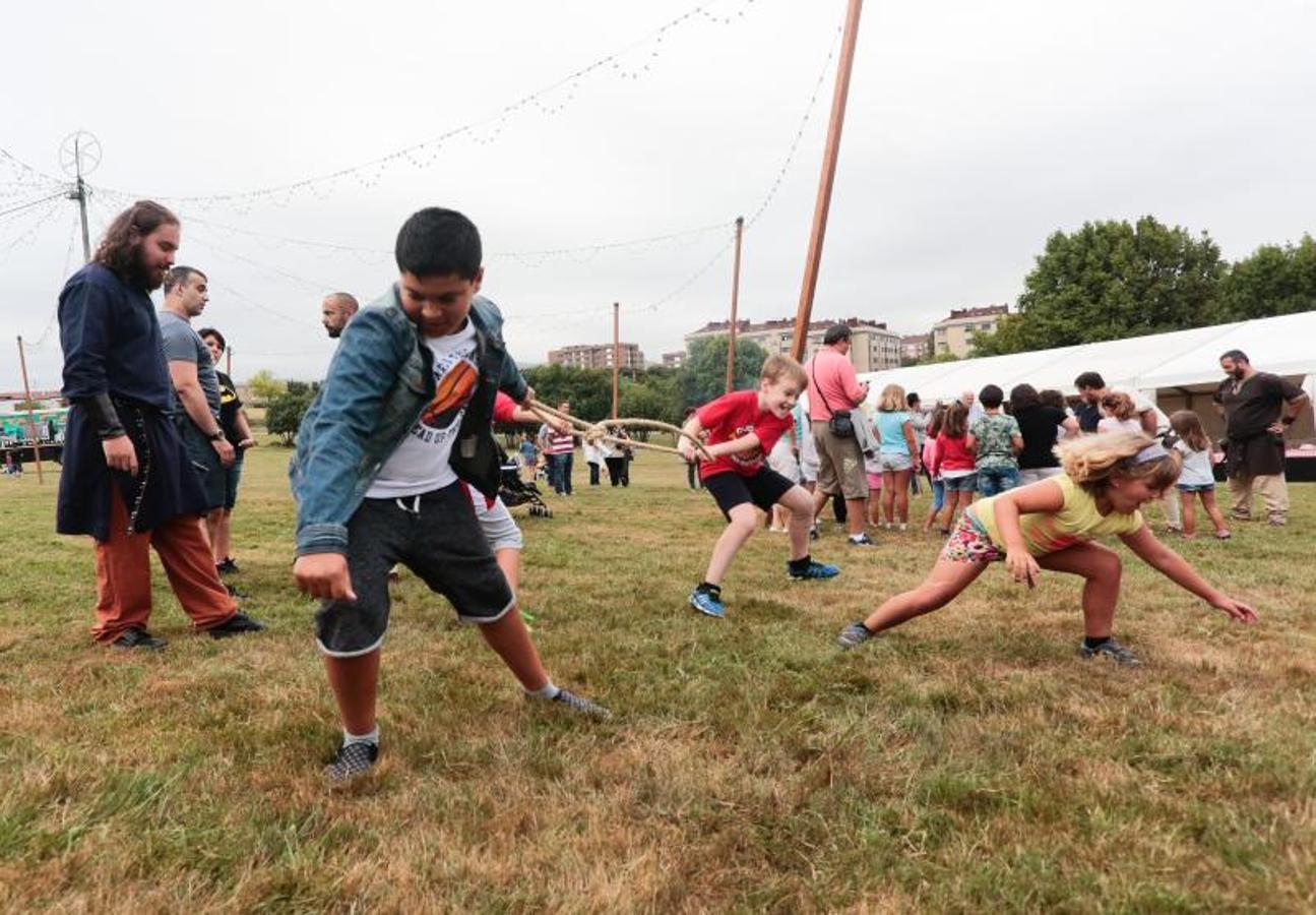 Los más pequeños disfrutan de los juegos en las fiestas de Contrueces