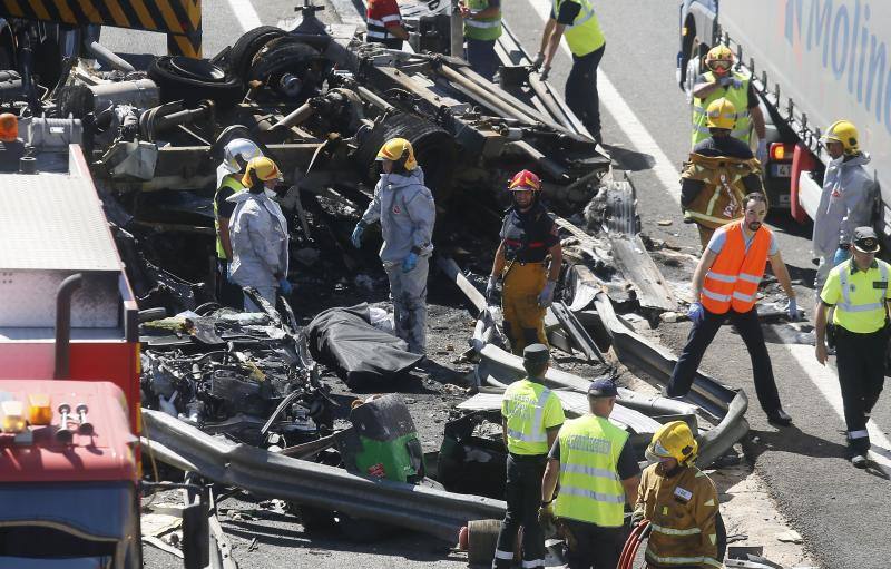 Cuatro fallecidos en un accidente entre un camión y dos turismos en Elche