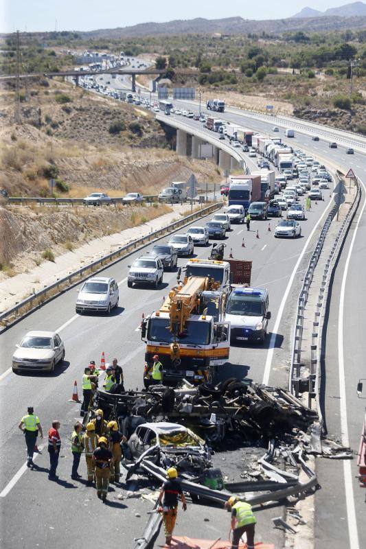 Cuatro fallecidos en un accidente entre un camión y dos turismos en Elche