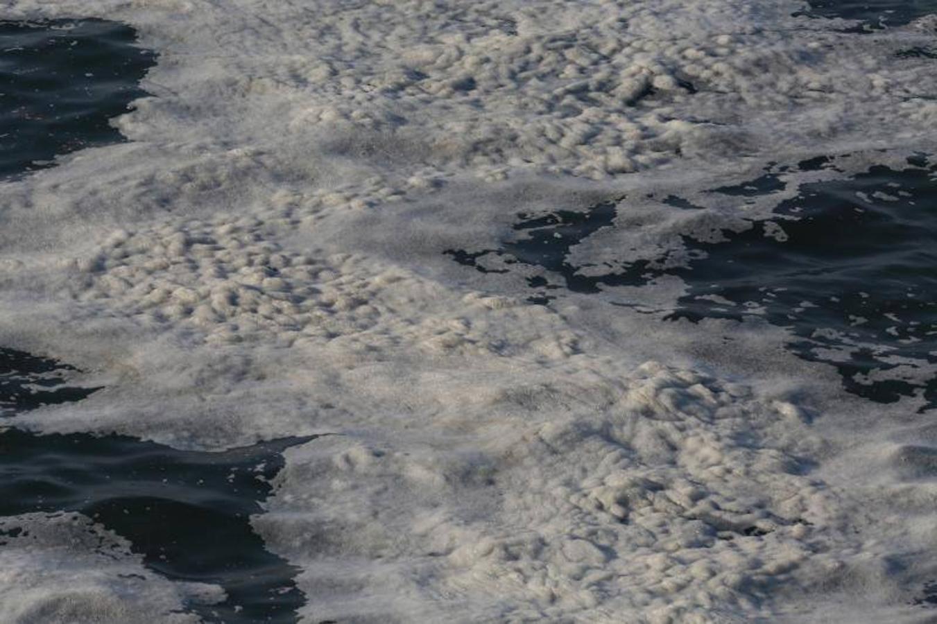 Cierran la playa de La Ñora por un vertido