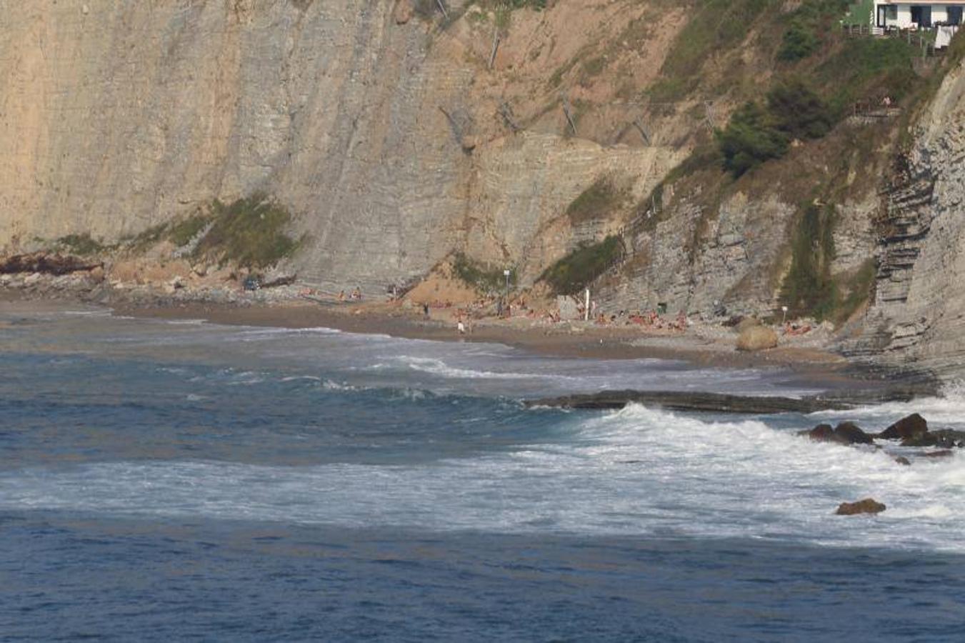 Cierran la playa de La Ñora por un vertido