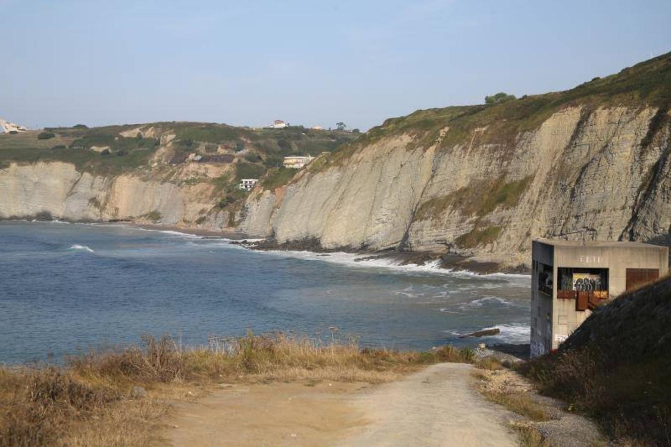 Cierran la playa de La Ñora por un vertido