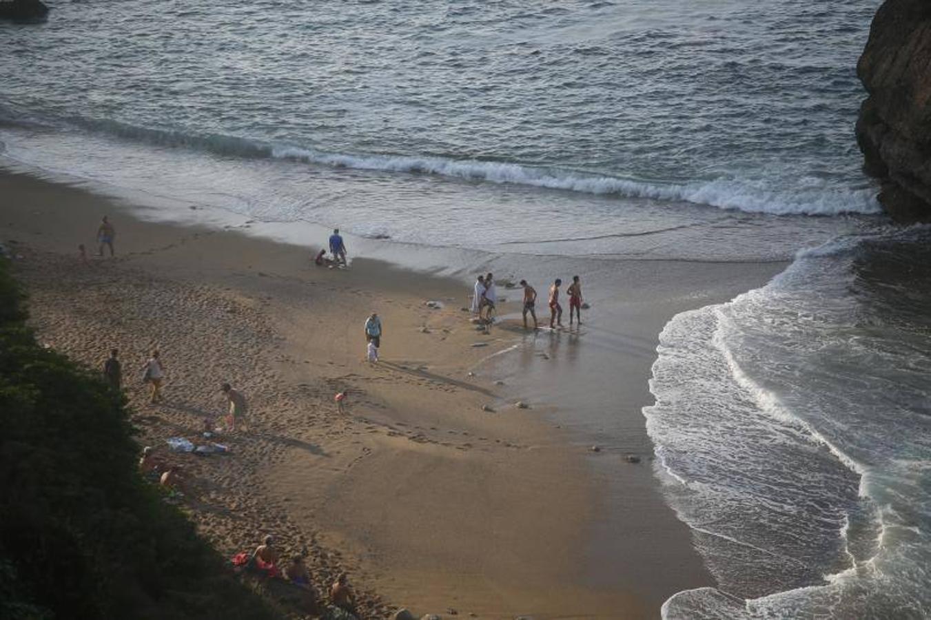 Cierran la playa de La Ñora por un vertido