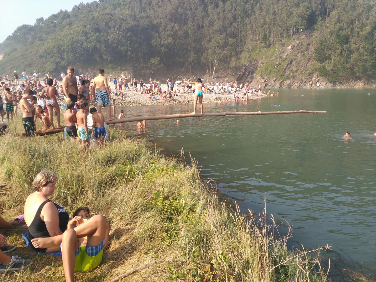 El Seprona vigila la Fiesta del Pato en la playa valdesana de Cueva