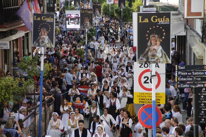 El desfille del Bollu abarrota Llanes