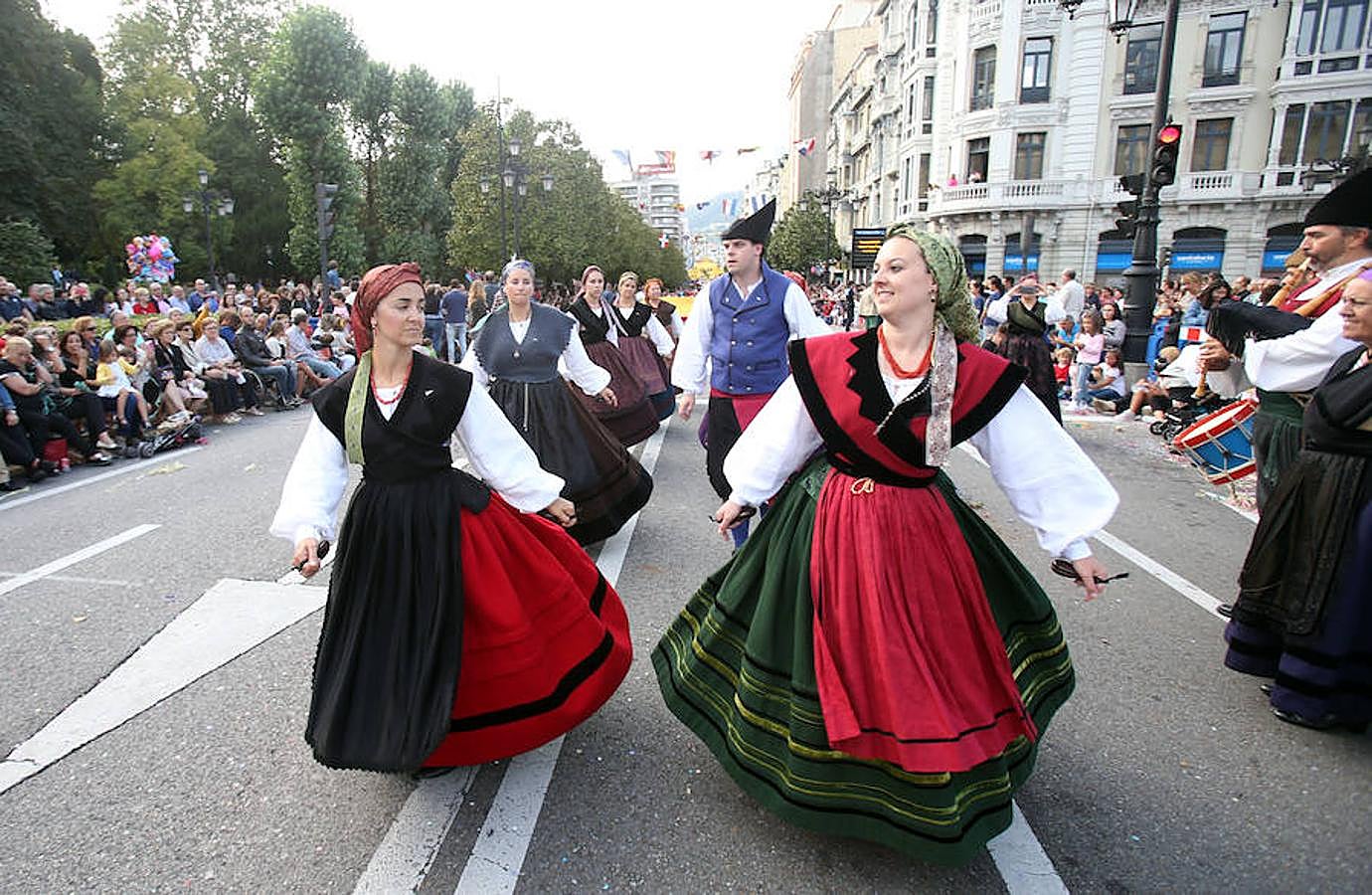 Multitudinaria asistencia al desfile del Día de Amércia en Asturias