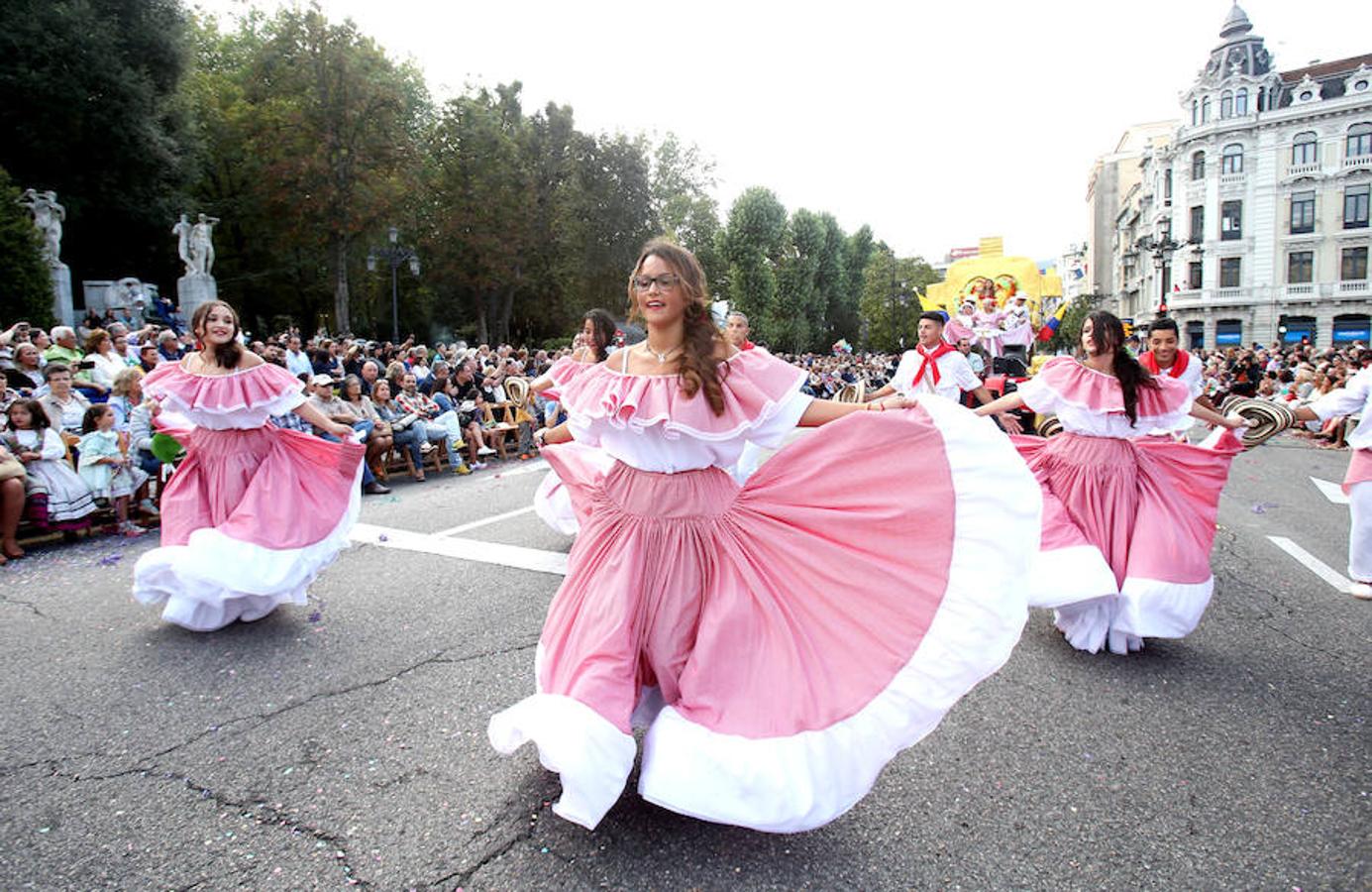 Multitudinaria asistencia al desfile del Día de Amércia en Asturias