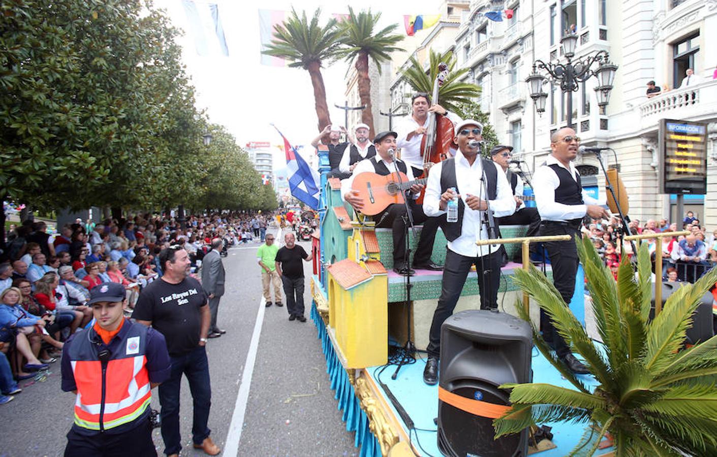 Multitudinaria asistencia al desfile del Día de Amércia en Asturias