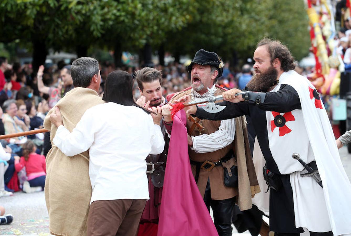 Multitudinaria asistencia al desfile del Día de Amércia en Asturias
