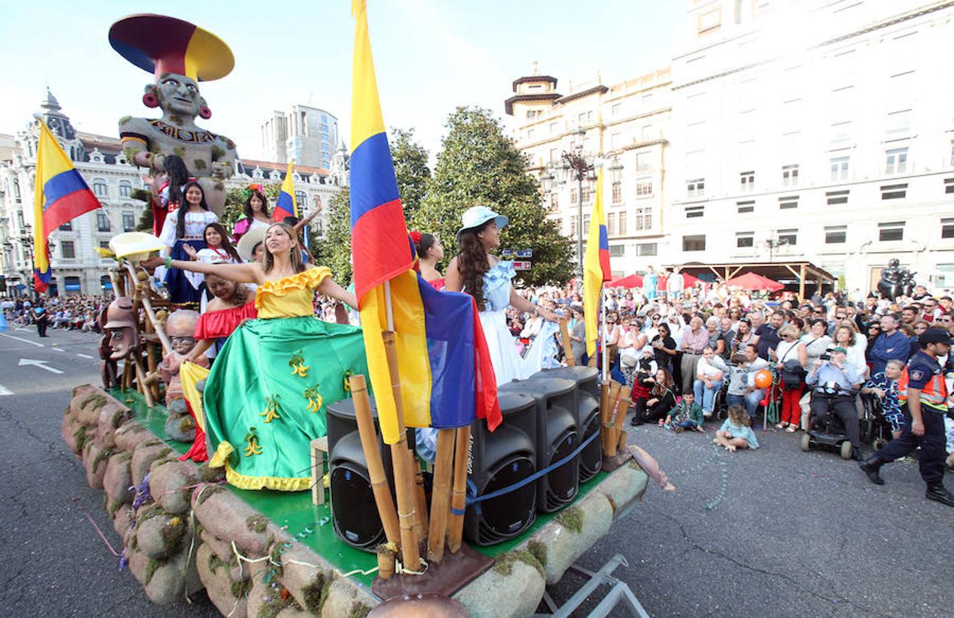 Multitudinaria asistencia al desfile del Día de Amércia en Asturias