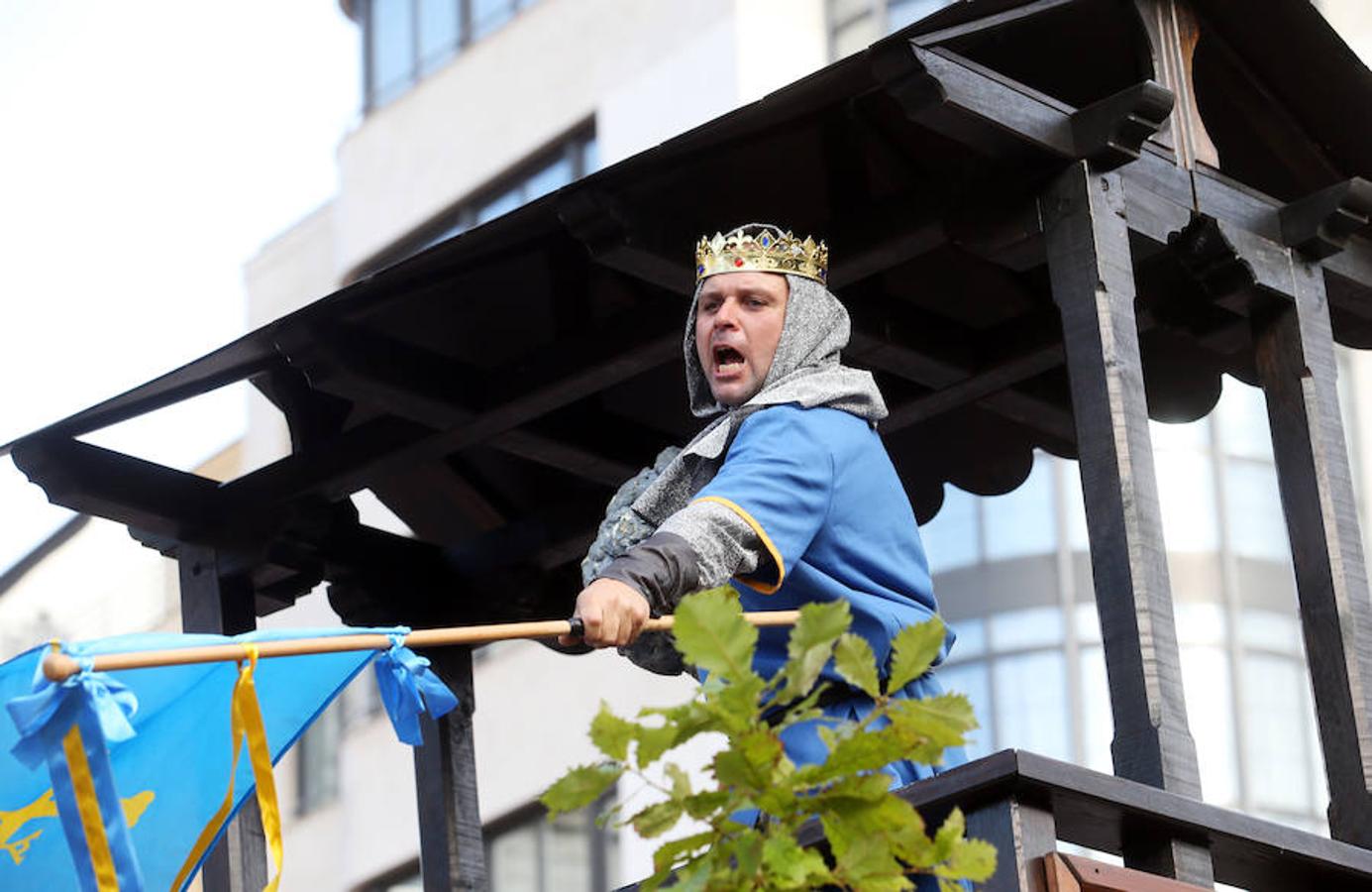 Multitudinaria asistencia al desfile del Día de Amércia en Asturias