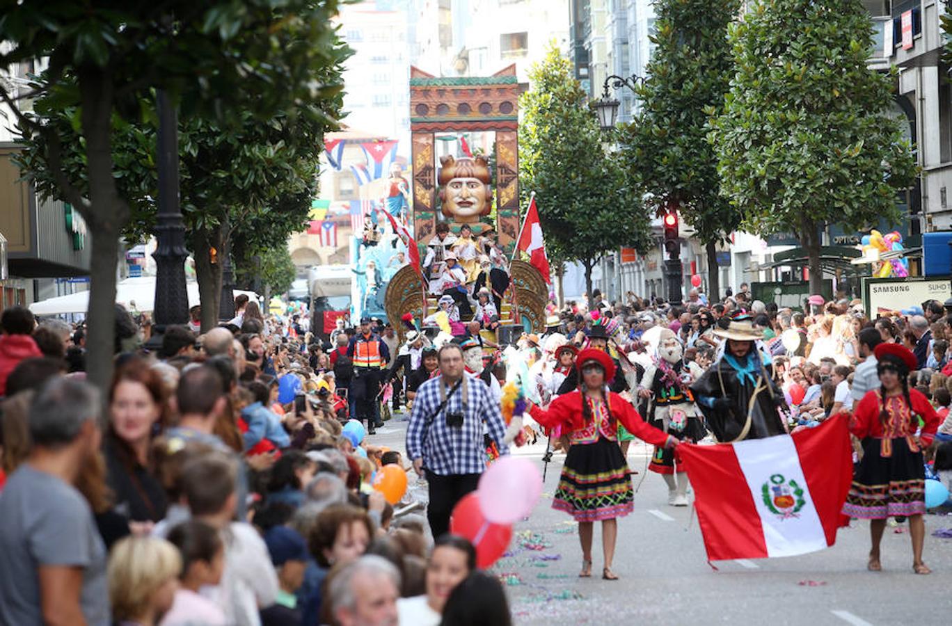 Multitudinaria asistencia al desfile del Día de Amércia en Asturias