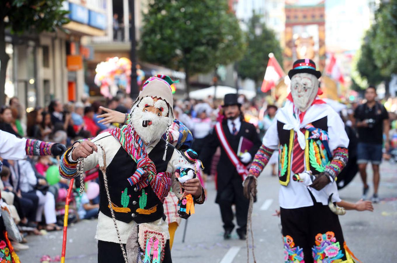 Multitudinaria asistencia al desfile del Día de Amércia en Asturias