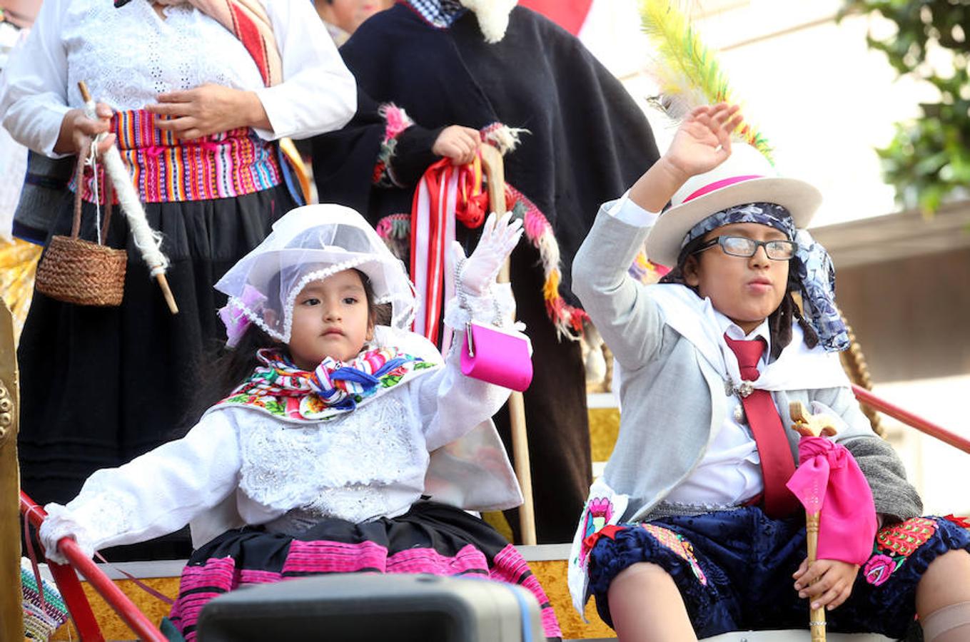 Multitudinaria asistencia al desfile del Día de Amércia en Asturias