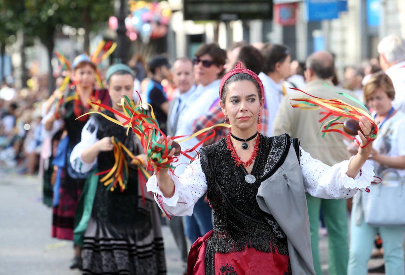 Multitudinaria asistencia al desfile del Día de Amércia en Asturias