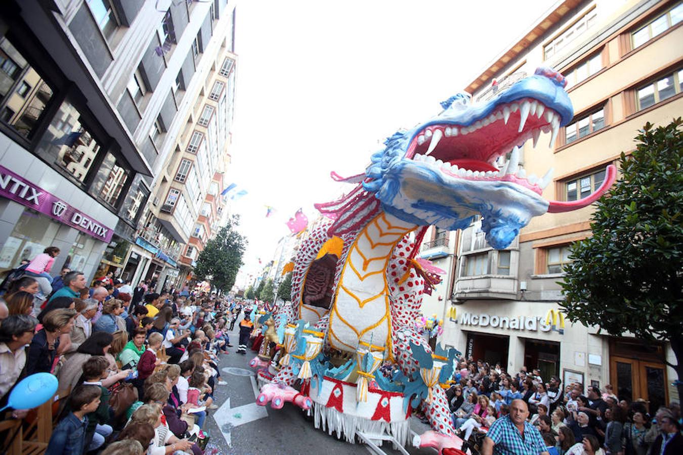 Multitudinaria asistencia al desfile del Día de Amércia en Asturias