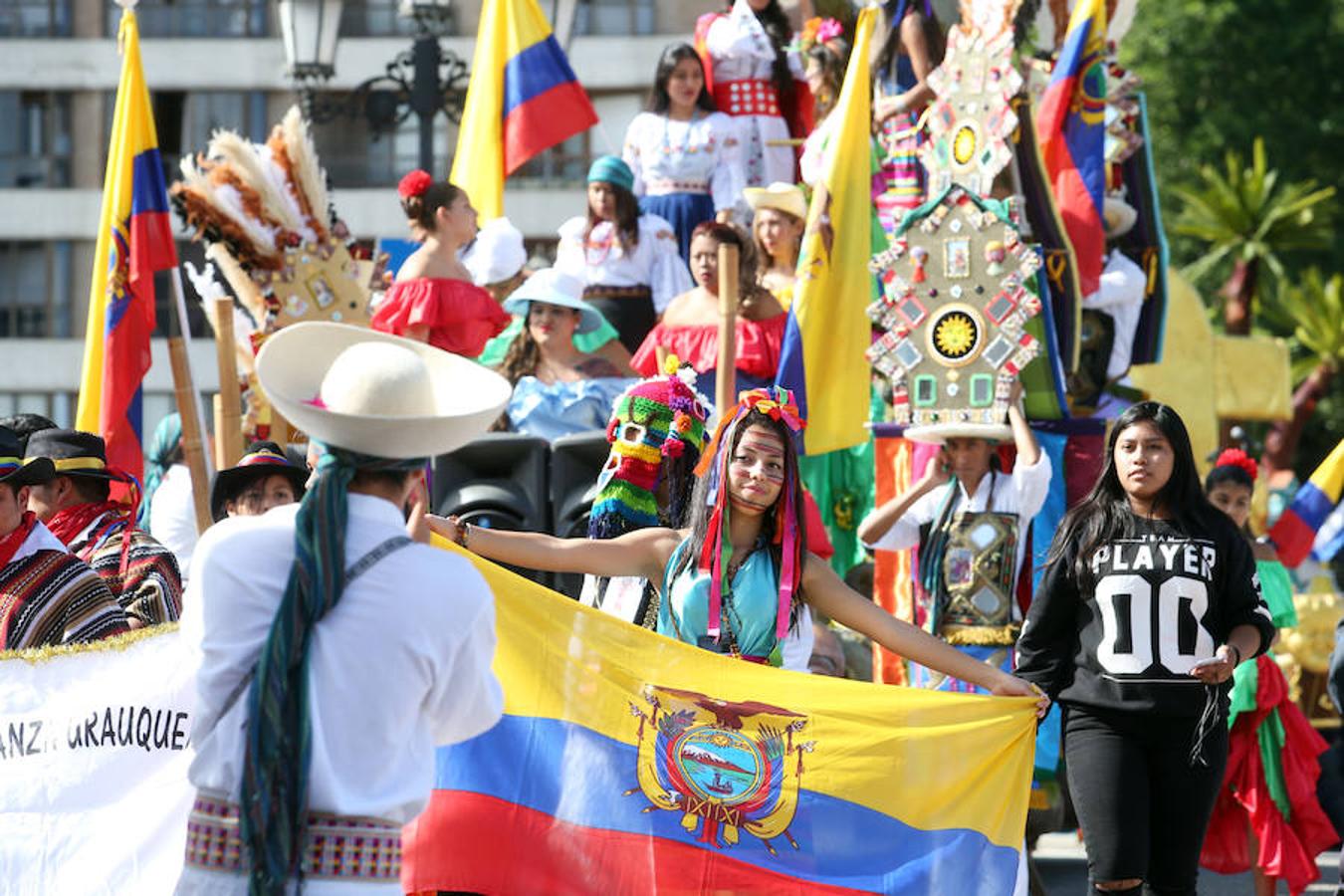 Multitudinaria asistencia al desfile del Día de Amércia en Asturias