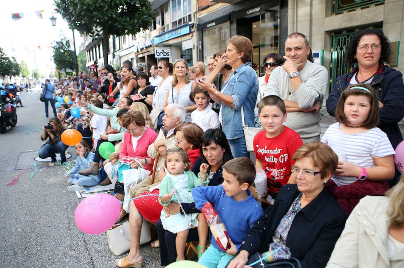 Multitudinaria asistencia al desfile del Día de Amércia en Asturias