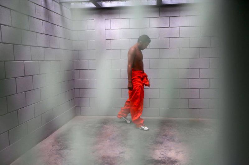 Así es la llegada de presos peligrosos a una cárcel de alta seguridad