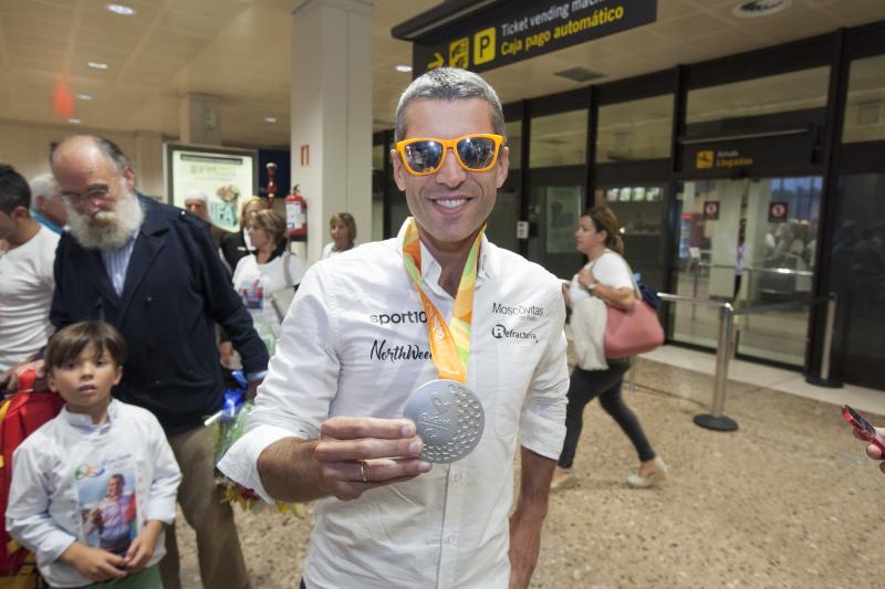 Gran recibimiento del paralímpico Alberto Suárez al llegar a Asturias