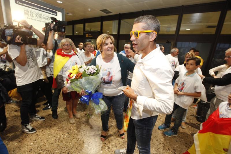 Gran recibimiento del paralímpico Alberto Suárez al llegar a Asturias