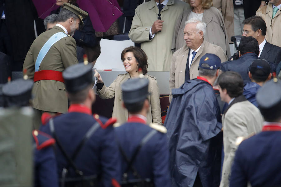 El rey Felipe saluda a la vicepresidenta del Gobierno en funciones, Soraya Sáenz de Santamaría, a su llegada al acto central del Día de la Fiesta Nacional.