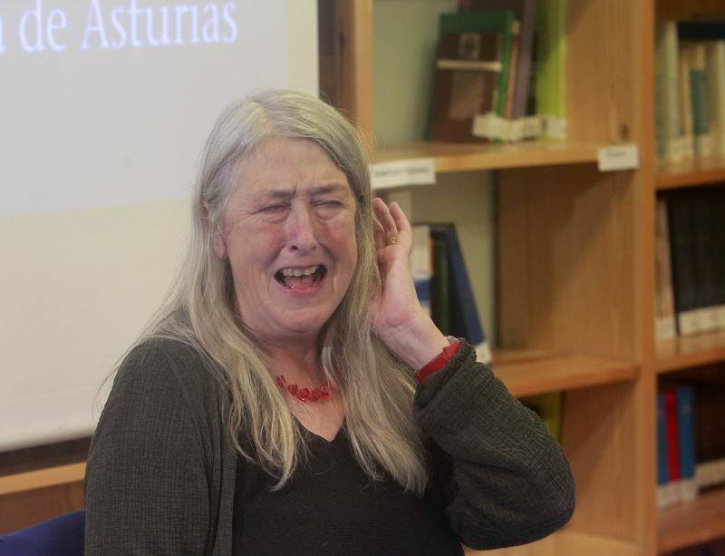 Mary Beard comparte charla con estudiantes ovetenses