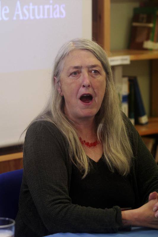 Mary Beard comparte charla con estudiantes ovetenses