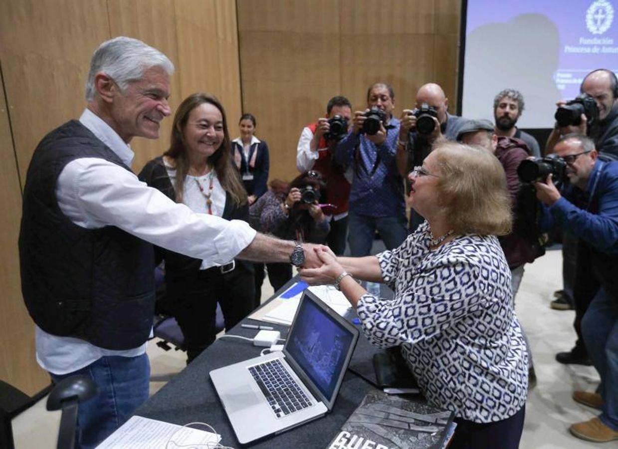 El fotoperiodista James Nachtwey mantiene un encuentro con colegas de profesión