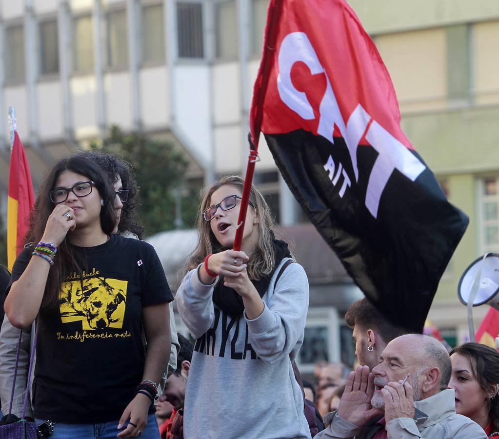 Protestas a la entrada de los Premios Princesa de Asturias