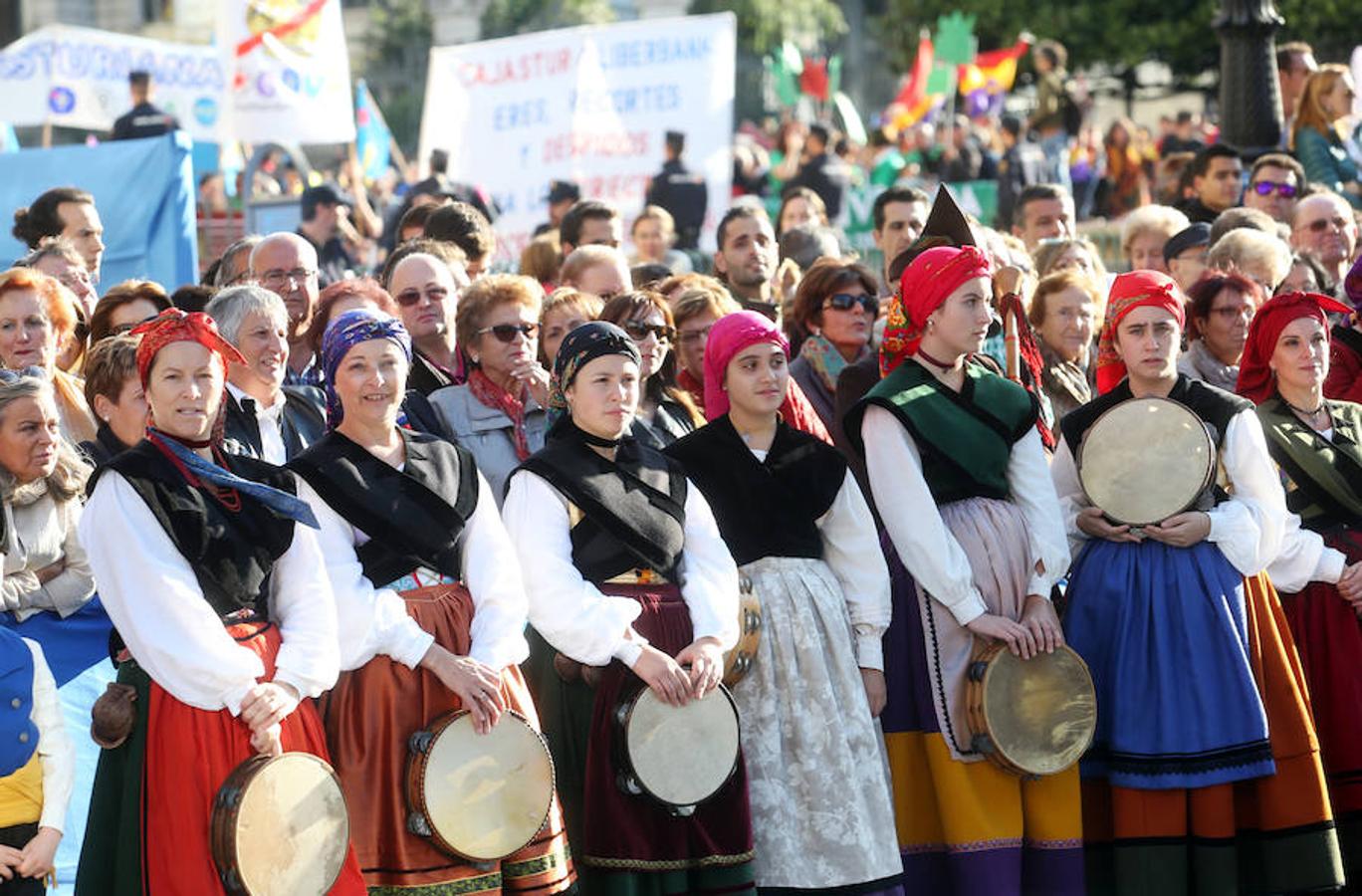 Ambiente a la entrada del Teatro Campoamor