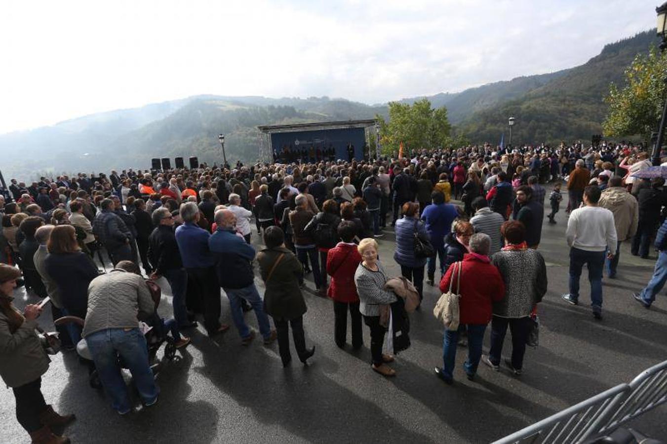 Los Reyes entregan el Premio al Pueblo Ejemplar a Los Oscos