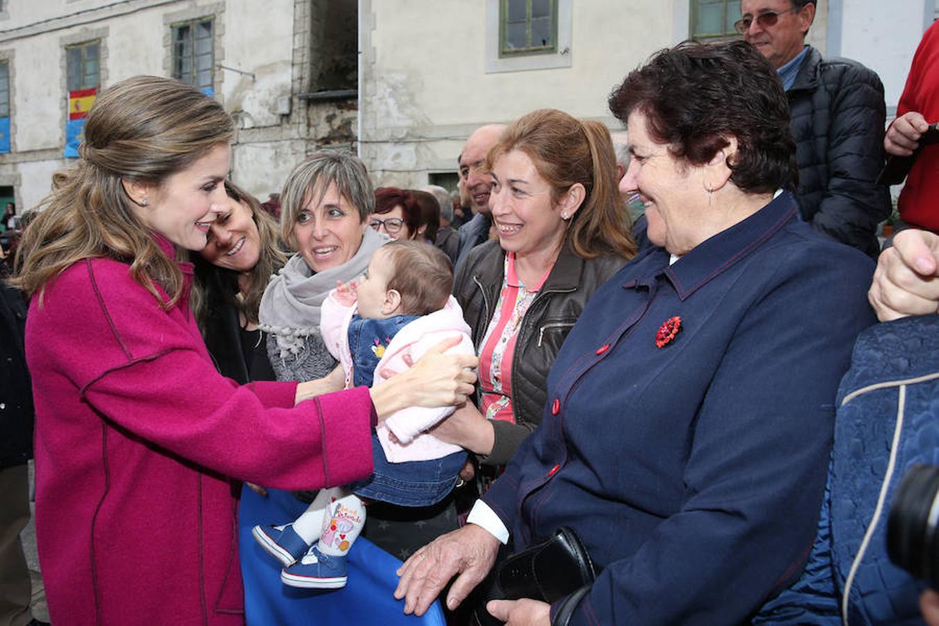 Los Reyes entregan el Premio al Pueblo Ejemplar a Los Oscos