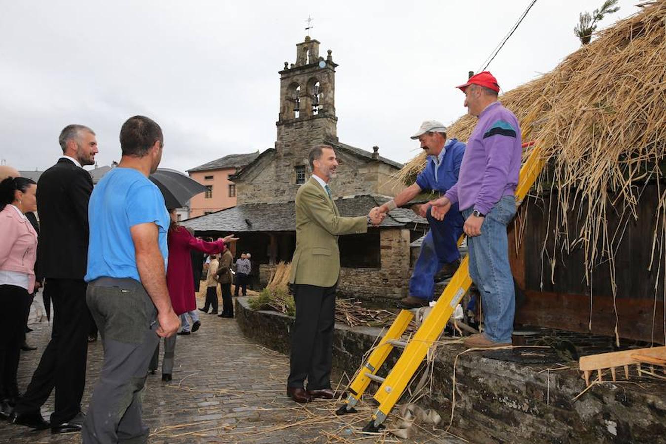 Los Reyes entregan el Premio al Pueblo Ejemplar a Los Oscos
