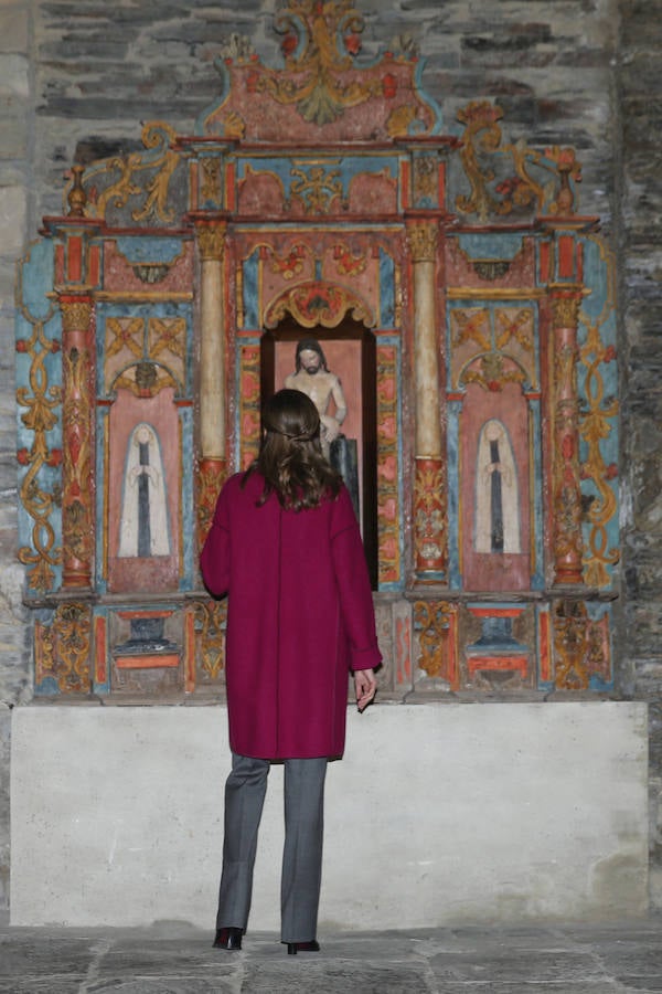 Los Reyes entregan el Premio al Pueblo Ejemplar a Los Oscos