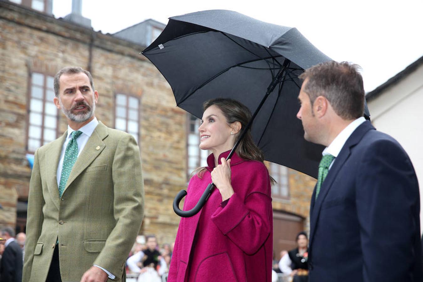 Los Reyes entregan el Premio al Pueblo Ejemplar a Los Oscos