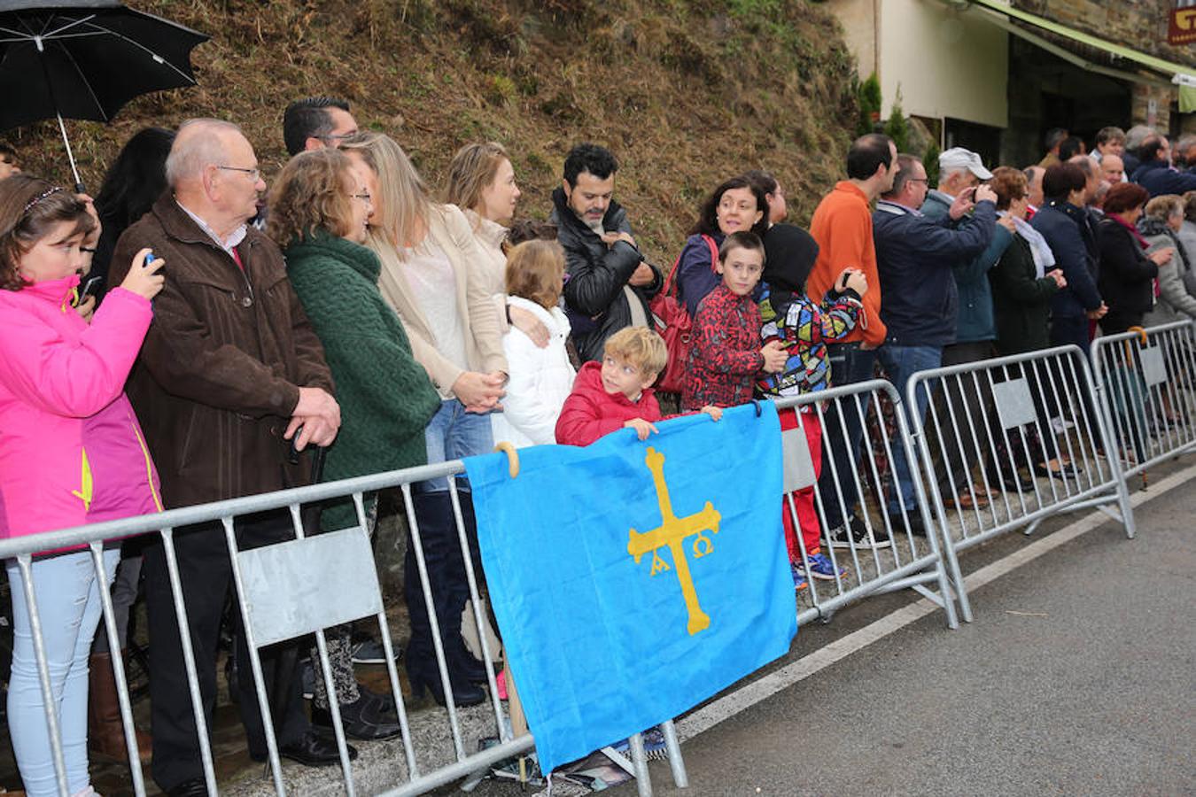 Los Reyes entregan el Premio al Pueblo Ejemplar a Los Oscos