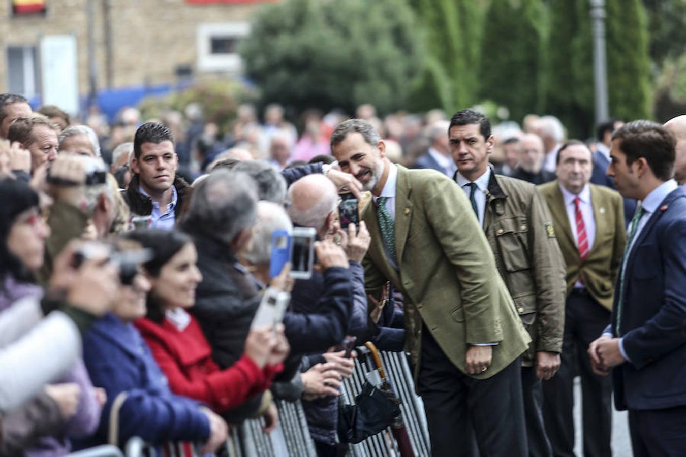Los Reyes entregan el Premio al Pueblo Ejemplar a Los Oscos