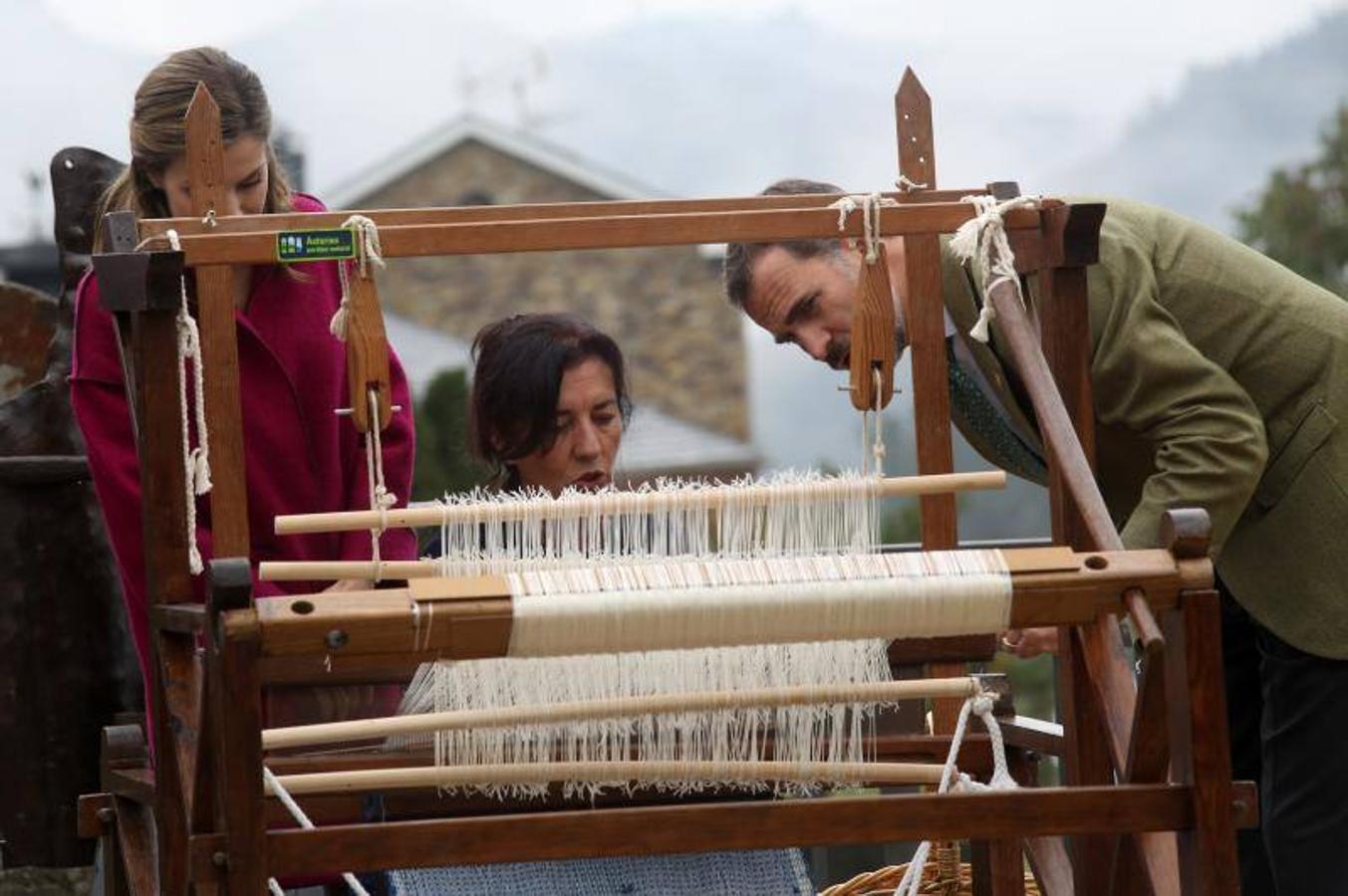 Los Reyes entregan el Premio al Pueblo Ejemplar a Los Oscos