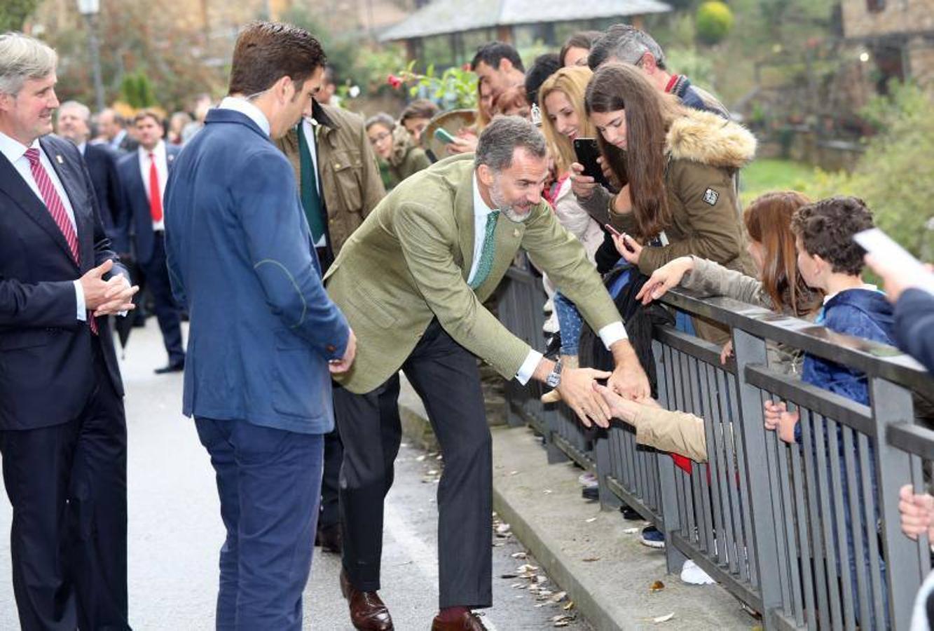 Los Reyes entregan el Premio al Pueblo Ejemplar a Los Oscos