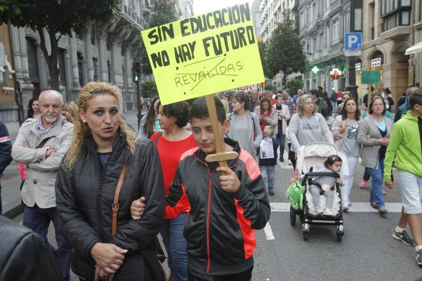 Manifestación contra las reválidas en Oviedo