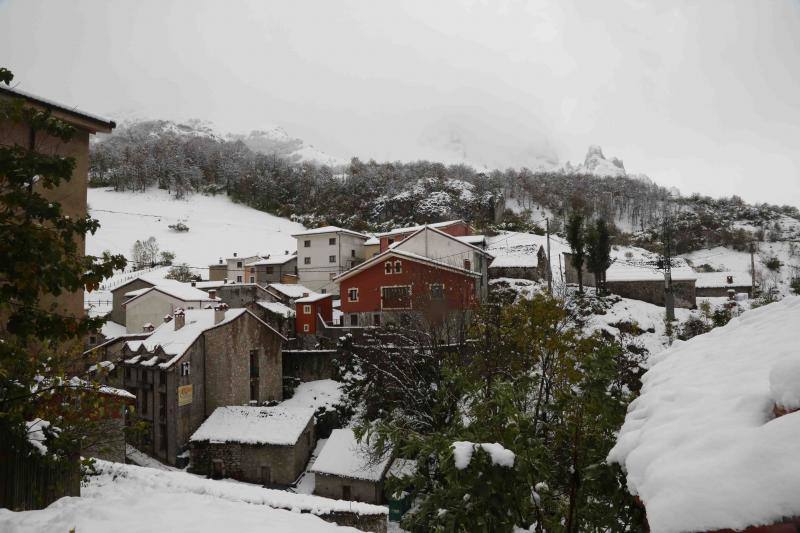 La nieve complica la vida en Sotres