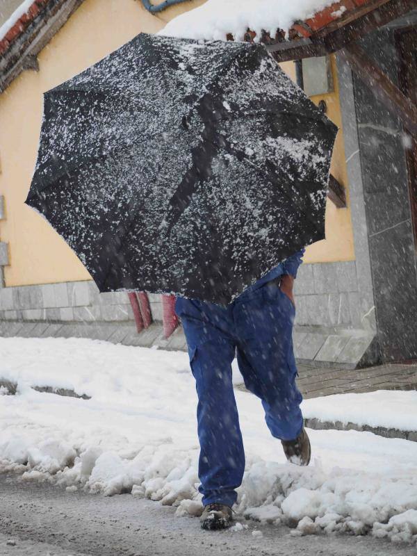 La nieve complica la vida en Sotres