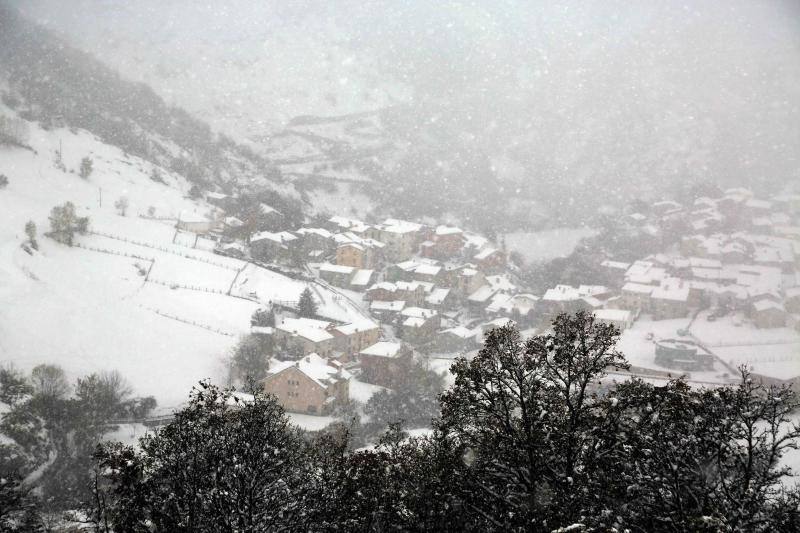 La nieve complica la vida en Sotres