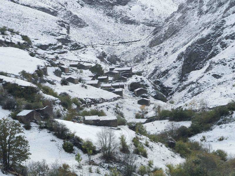 La nieve complica la vida en Sotres