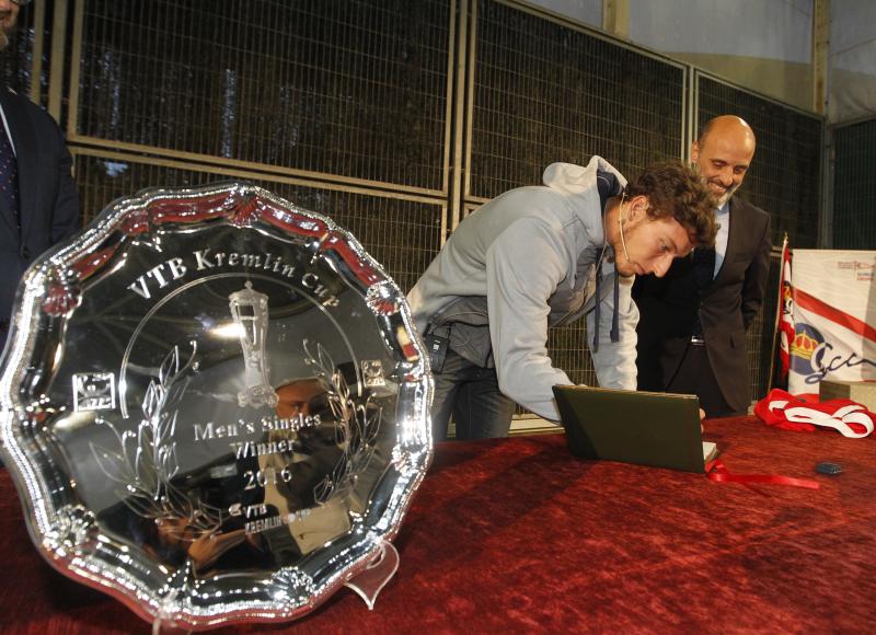 Pablo Carreño recibió la insignia de plata del Grupo Covadonga