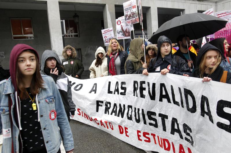 Manifestación contra las reválidas en Oviedo