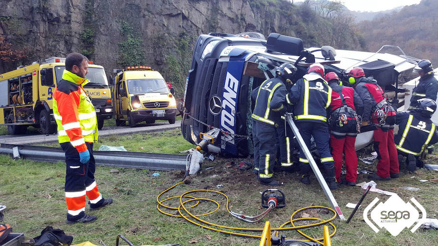 Un camionero, herido grave al volcar en Cangas del Narcea